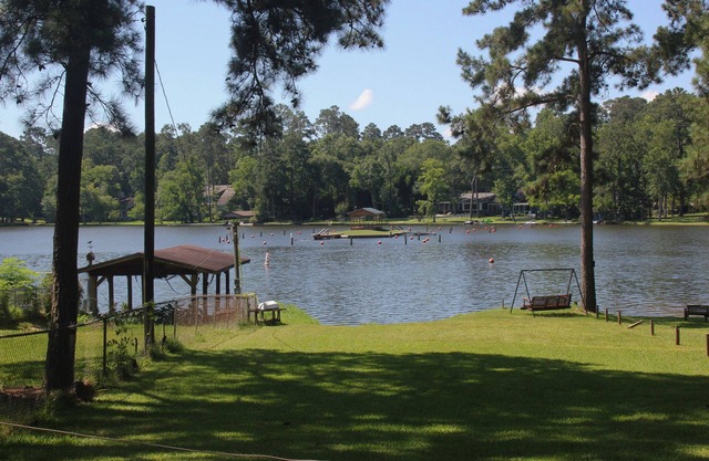 !!!Private Lake!!! Fishing, Swimming & MORE!!! Charming Lakeside Bungalow!!