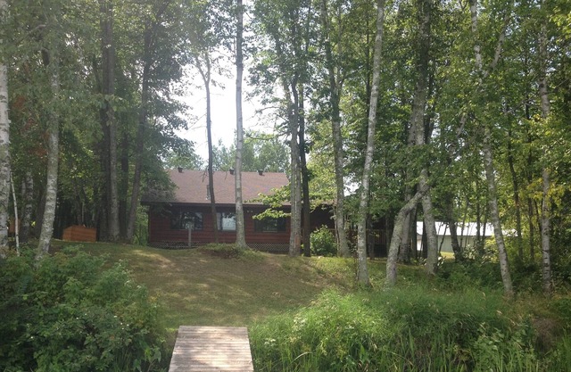 ¡Cabaña privada frente al lago, remodelada en 2015!