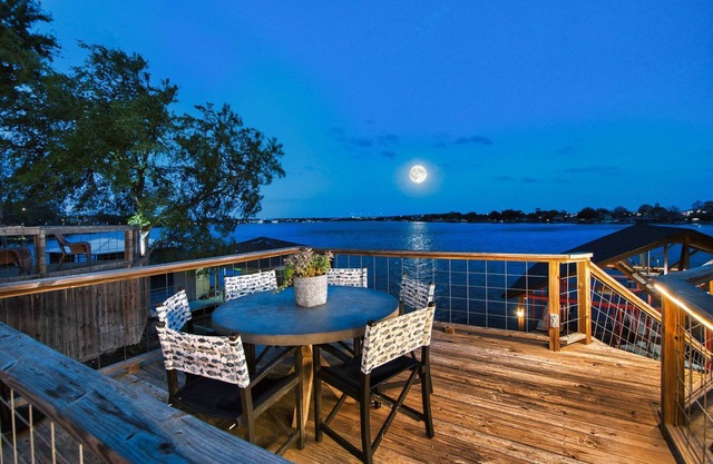 Suite privada para huéspedes frente al lago en el lago Granbury, cerca del centro.