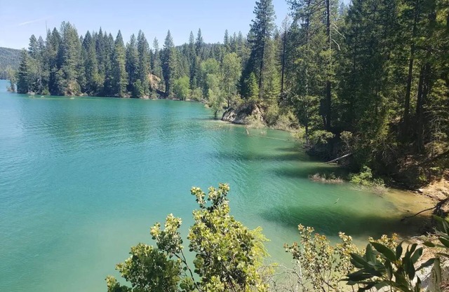 Private lake house getaway w/ozone hot tub and walk to the lake!