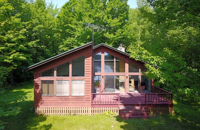 Casa privada del lago con 2200 pies de frente en 20 acres
