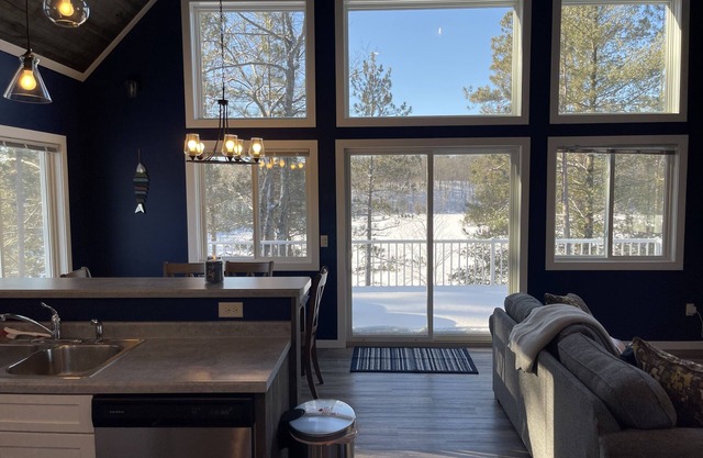 Private Lake/quiet sports getaway, magnificent scenery and abundant wildlife