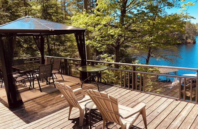 Private Lakefront 3 Bedroom Cabin with Private Dock and Boat Port. Boat Access