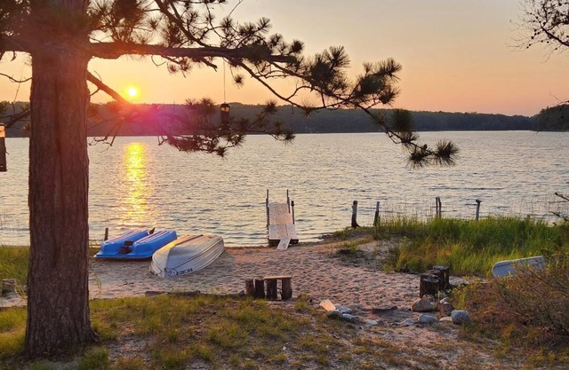 Aislado Lakefront Cottage en 14 acres con magníficas vistas del atardecer!