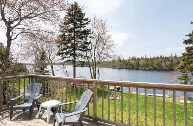 Private Lakefront Escape | Swim, Sip Wine & Stargaze | 25 Mins to Halifax