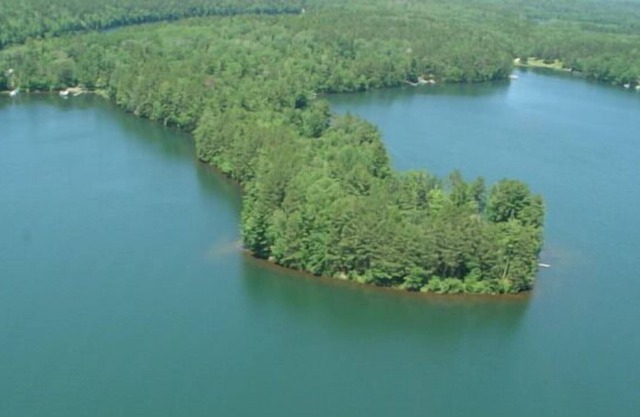 A orillas del lago Casa privada en la península de Pristine Big Bass Lake