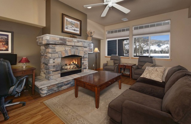Private Lakefront Luxury in the heart of Ski Country, Mountain Views