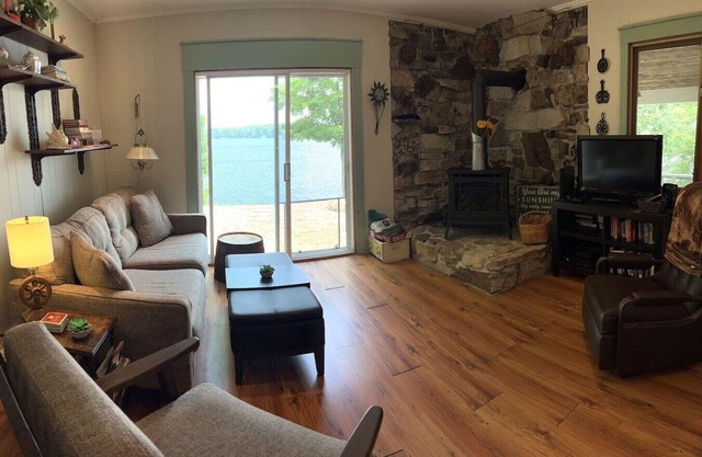 Encantadora casa de piedra en el lago Upper Rideau, Westport, ON