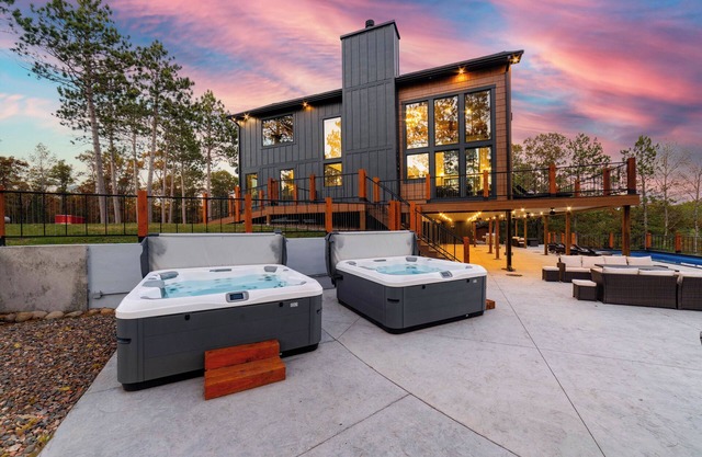 BRAND NEW 10,000SF! CLUBHOUSE GAME/THEATER ROOM!140 MIN FROM MSP!1600 ACRE LAKE!