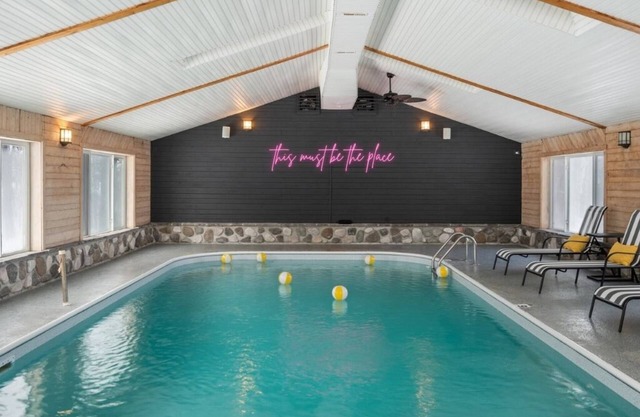Private Lodge, Near Boyne, Indoor Heated Pool, 10 Acres, Game Rooms, Pets