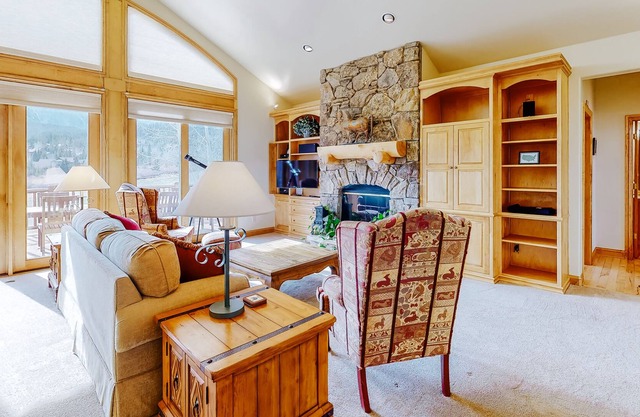 Private lodge on Raven Golf Course w/ private hot tub/sauna and fireplace!