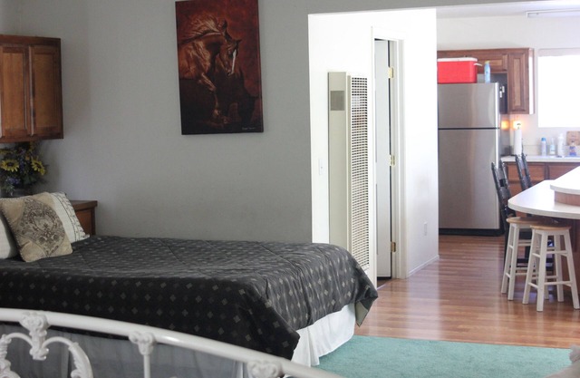 Private Loft Cottage, w/ bedroom, close to Kern River. Pet friendly. Sleeps 8