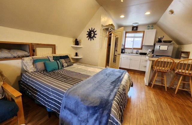 Private Loft Studio with Mountain Views – Near DT