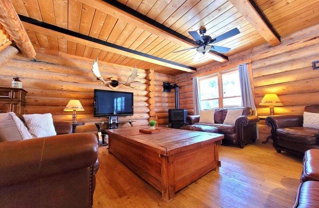 Private log cabin resort, 30 people, pool, spa, games room, and ++.