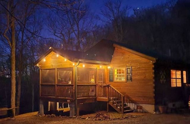 Private Log Cabin 2 miles from Blue Ridge Parkway