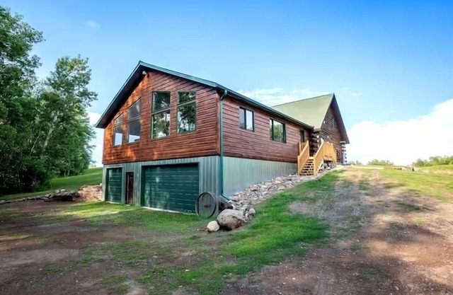 Private Log Home With Sauna and Hot Tub