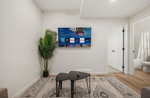 Private Lower Suite, Sleeps 4, Queen Bed, Netflix, Parking