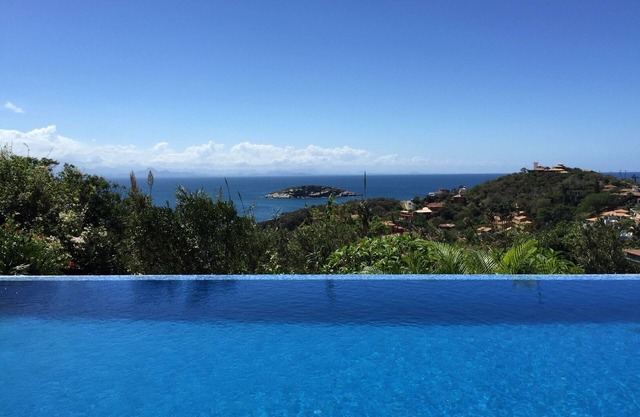 Villa privada de lujo con piscina y vistas al mar. A 200 metros de la playa.