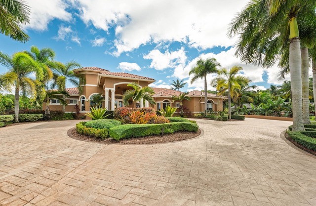 🌴 Private Luxury Oasis in Southwest Ranches-Pool, Acreage & Peace 🌴