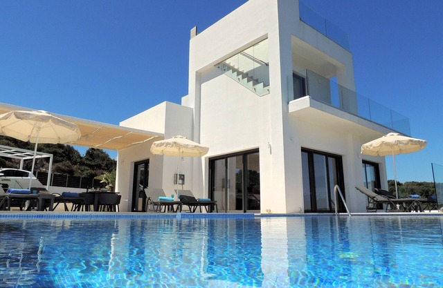 Privada de lujo de 3 dormitorios con piscina infinita, Sala de juegos y excelentes vistas