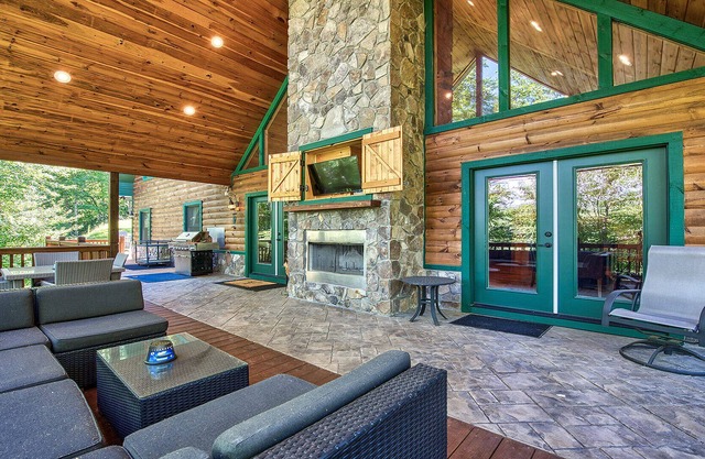 Private Luxury Cabin, Hot Tub, Fireplaces, Perfect for a large family!