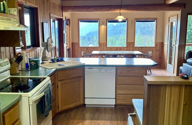Private Mabel Lake Cottage! Lake activities, golf, hiking, pickleball and more!