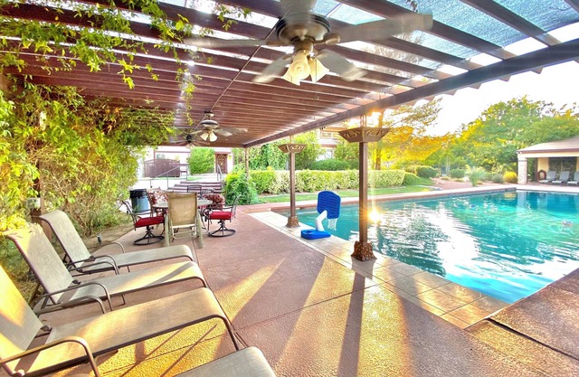 Private Massive Pool, Tennis Court, Basketball Court, Game Room, 6mi. to Strip