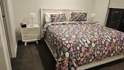Private Master Bedroom with Ensuite in Officer