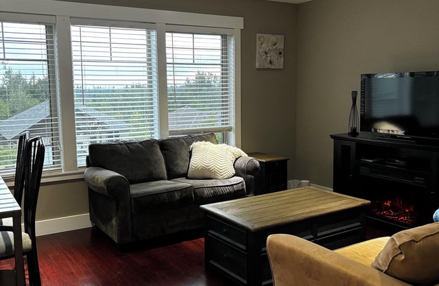 Private, Modern, Guest Suite in Cumberland BC, w/ Full Kitchen, Close To Mt Wash