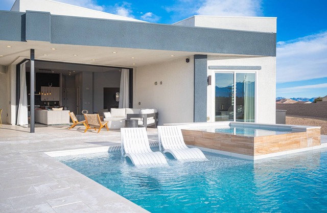 Private Modern Luxury Home Custom Built with Pool and Hot tub 14Mins to LV BVLD