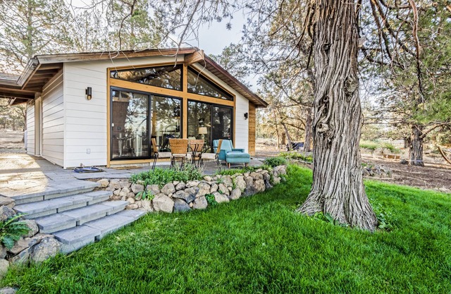 Private modern mid century cabin, mountain views, hot tub, 15 minutes to bend!