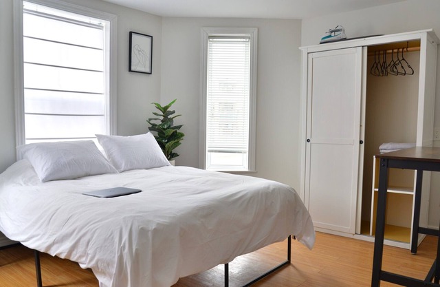 Private Modern Studio Suite - Walking distance to downtown