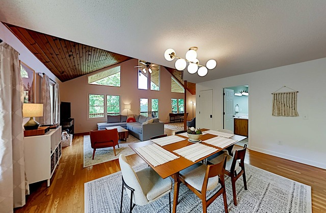 Private mountain hideaway with mountain views & large deck - close to Asheville