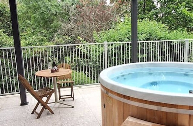 Private Mountain View Treetop Spa Getaway