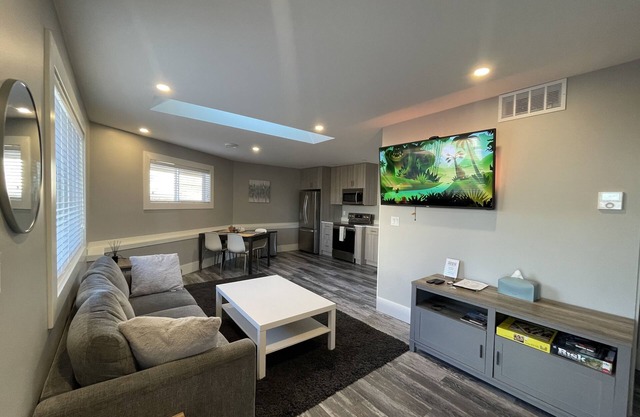 Private New & Modern Cottage Parkside in Saanich