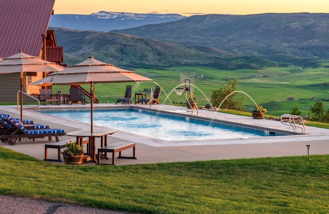 Jaw-Dropping Views @ Bella Vista Lodge - Private Pool, Grotto Hot Tub, Great Room + Game Room