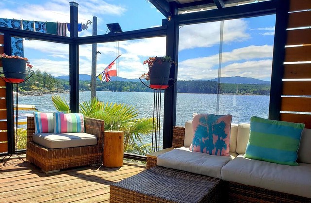 Estudio privado frente al mar con impresionantes vistas a la montaña!