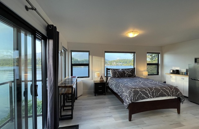 ��Una habitación con vista para dos posados en lo alto con vistas de entrada! Duerme 2