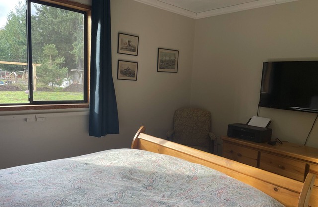 Private One bedroom apartment on a gated 1.5 acre horse farm