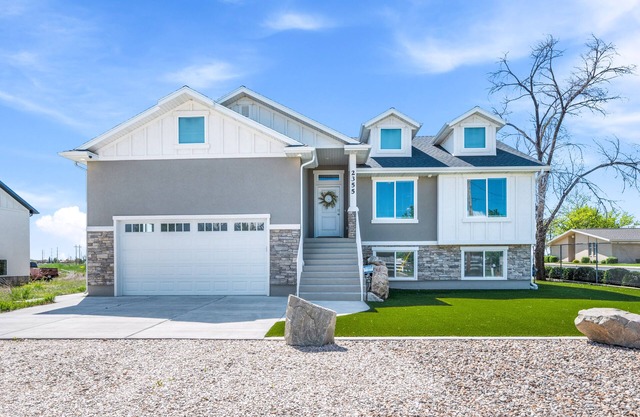 -Near Ski Resorts -Out Door Hot Tub -Pool Table Gas Fireplace over bath tub