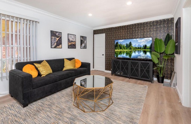 Private Paradise 1 BR Apartment near Sunset Blvd