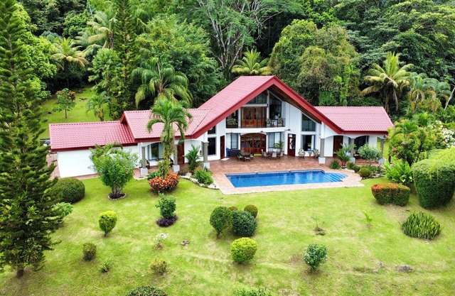Paraíso privado --- Encantadora y espaciosa casa con gran piscina y vista al mar