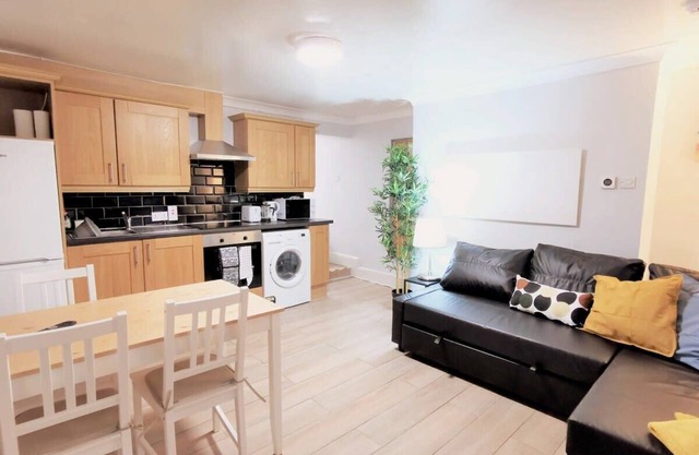 Private patio 2BEDROOM APARTMENT RELIABLE WIFI &TV