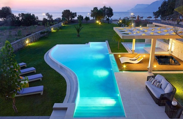 Villa de lujo privada pacífica con piscina y jaccuzzi exterior a solo 20 m de la se
