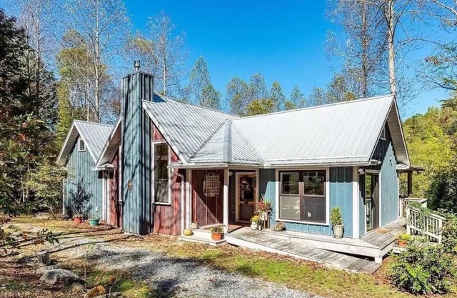 Private, Perfect Paradise. Artists' touches w/ HOT TUB!