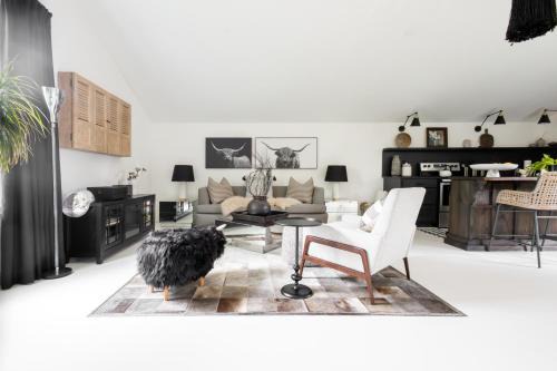 Private Pet-friendly Secret Garden Loft Oasis