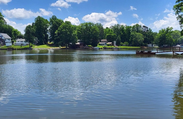 Waterfront Bungalow actualizado en el lago High Rock
