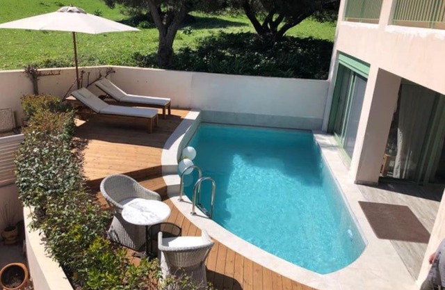 Private pool 2 bedroom apt near the sea