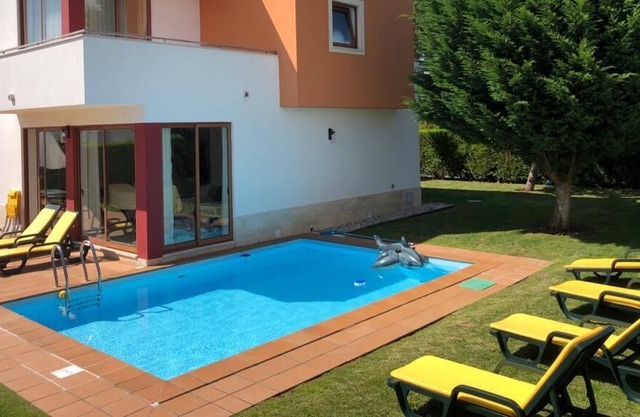 Private pool 5 min from the beach and overlooking Lagoa de Óbidos