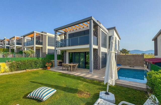 Private pool and garage